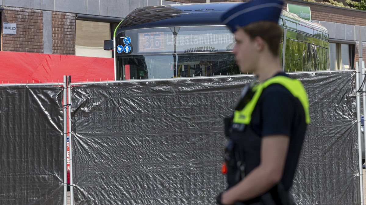 Útočník s nožem vraždil v autobuse v Antverpách. Linku provází násilí dlouhodobě