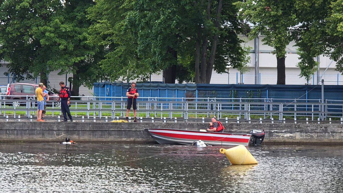 Policie do pátrání po devítileté dívce v Českých Budějovicích nasadila specialisty se sonarem