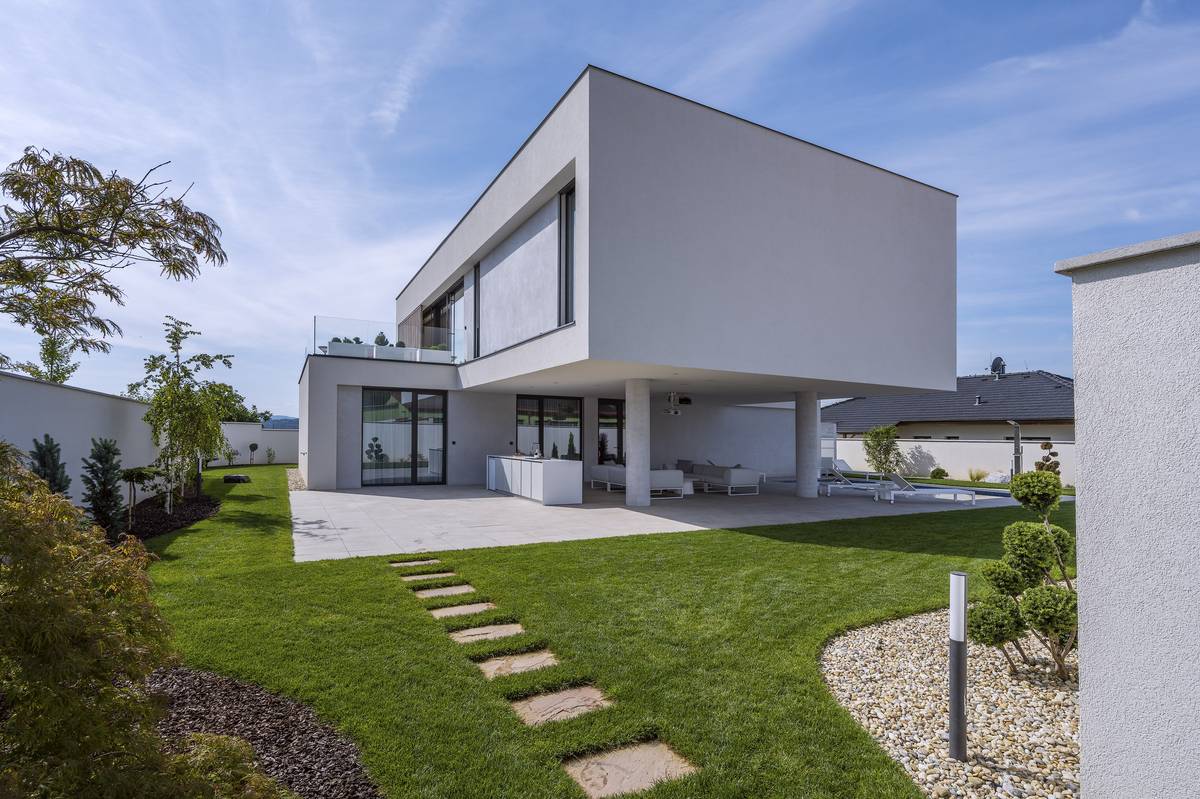 Venku nechybí systém důmyslného osvětlení, které zároveň představuje i prvek bezpečnosti.