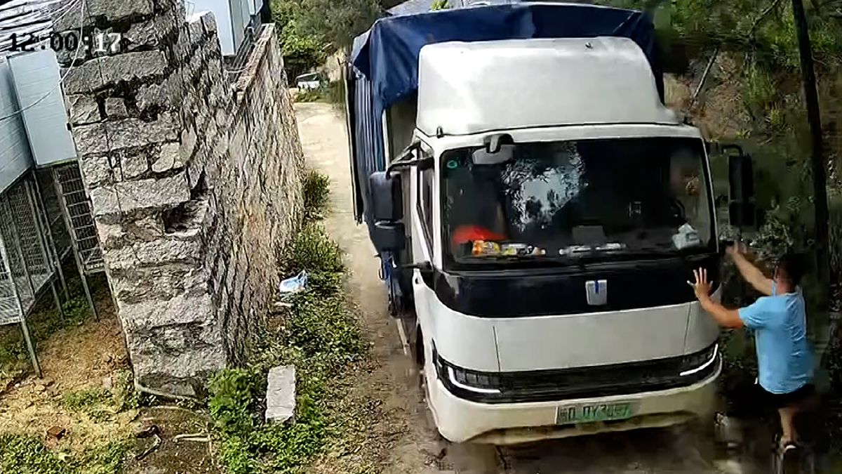 Bezmocný řidič se snažil zastavit náklaďák vlastníma rukama