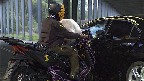 Míří airbagy na motorky? V Japonsku vyvíjejí systém podobný tomu v autech