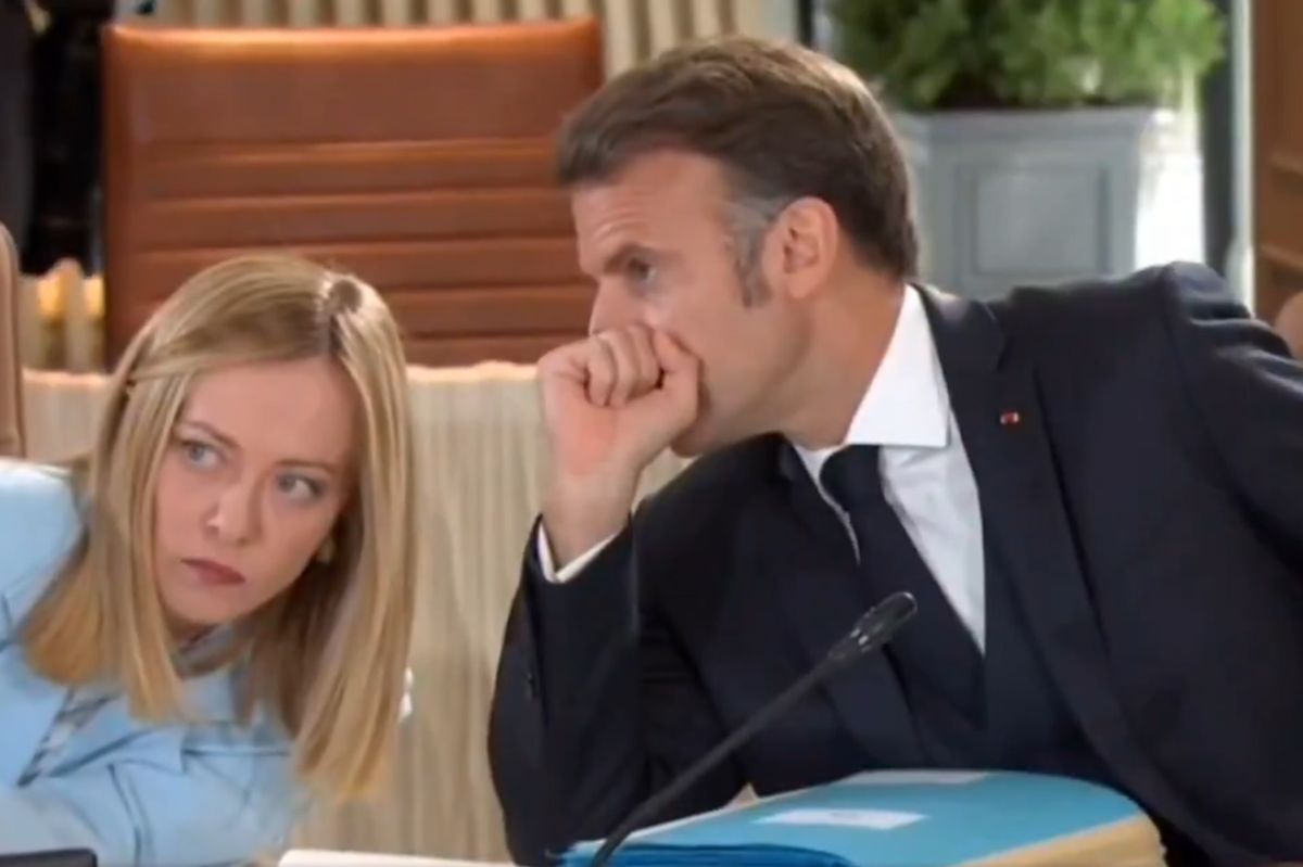 Macron špital Meloniové, ta jen koulela očima. Video ze summitu G7 je virální hit