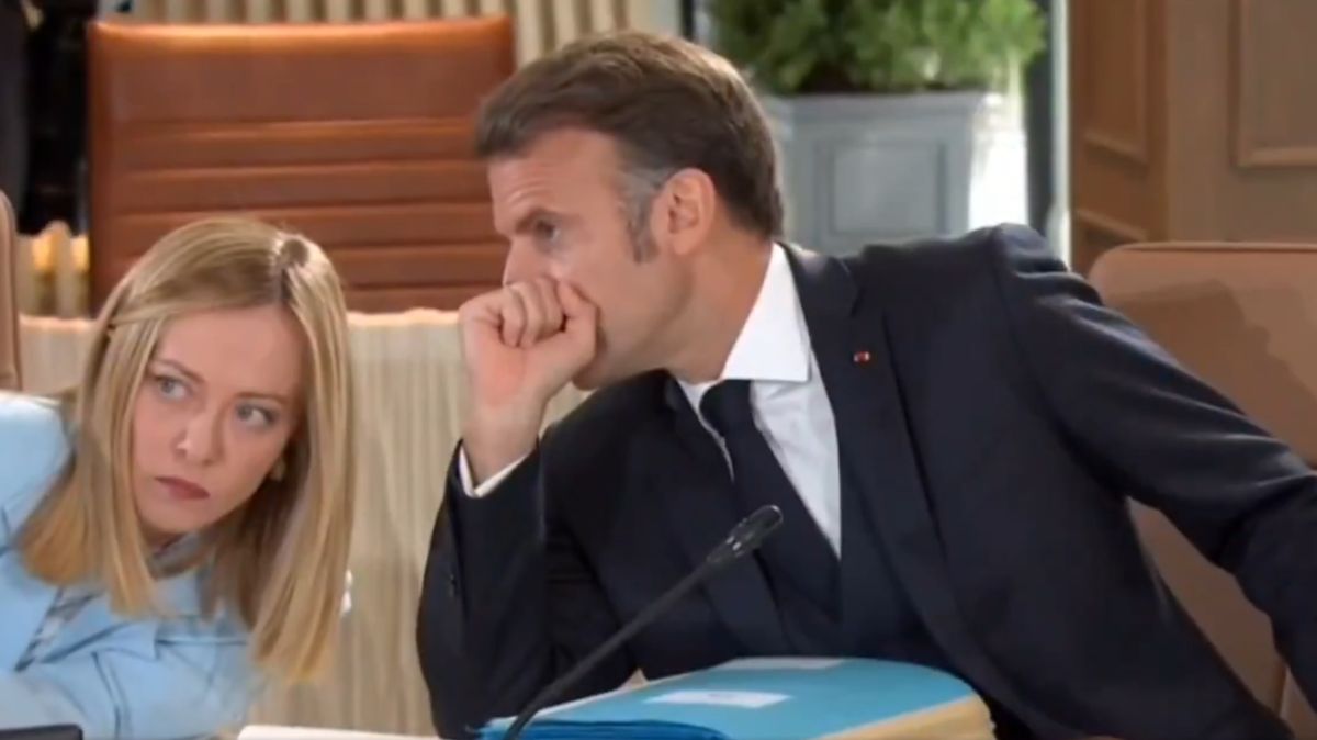 Macron špital Meloniové, ta jen koulela očima. Video ze summitu G7 je virální hit