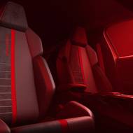 Sedačky Peugeotu e-208 GTi mají hluboké boční vedení i na sedáku.