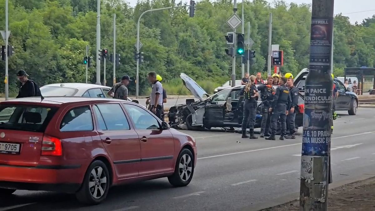 Po střetu čtyř aut v Praze jeden z řidičů utekl