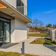 Vstup do budovy je krytý.