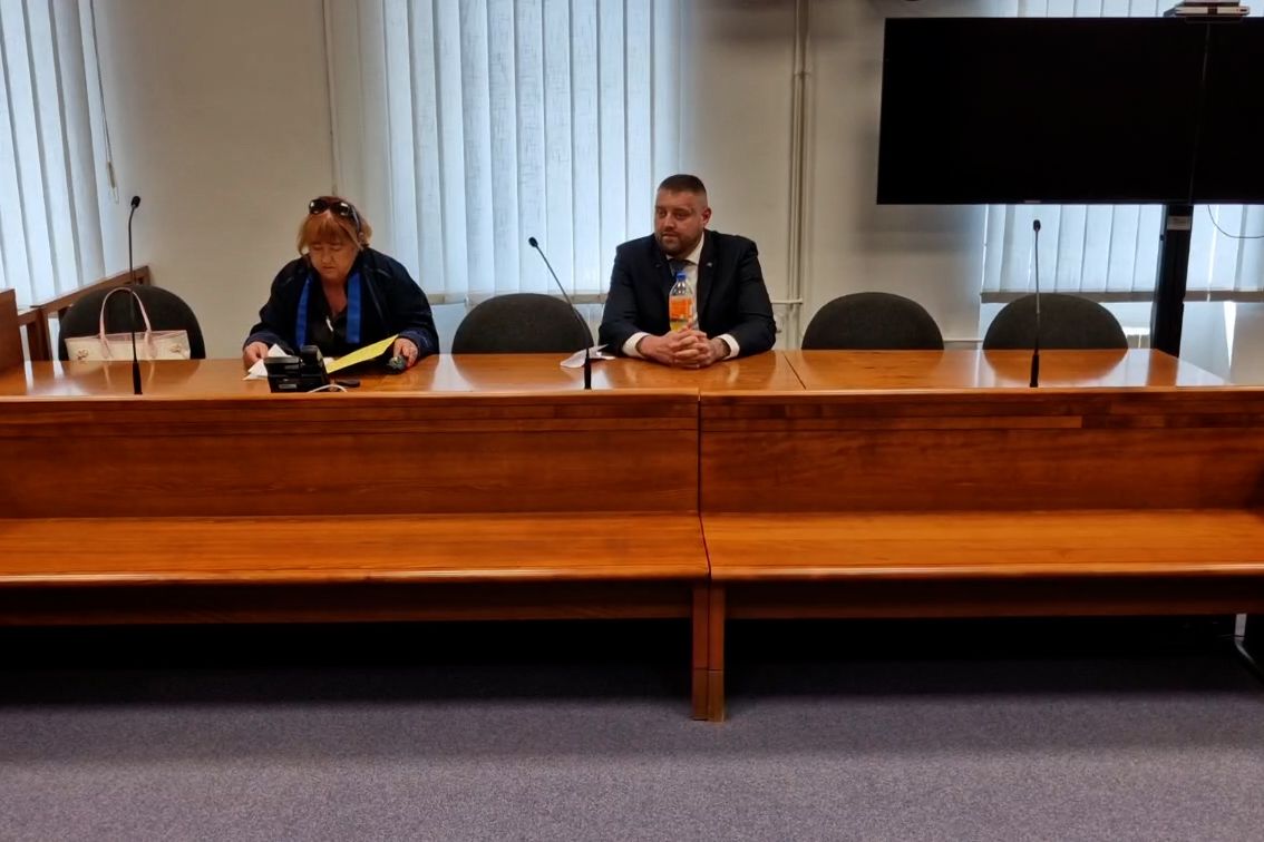 Znásilnil čtrnáctiletou přítelkyni svého syna. V posteli, v níž ležel jeho druhý, nezletilý potomek