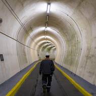 Celá strojovna elektrárny je ve skále pod kopcem, vede do ní dlouhý tunel.