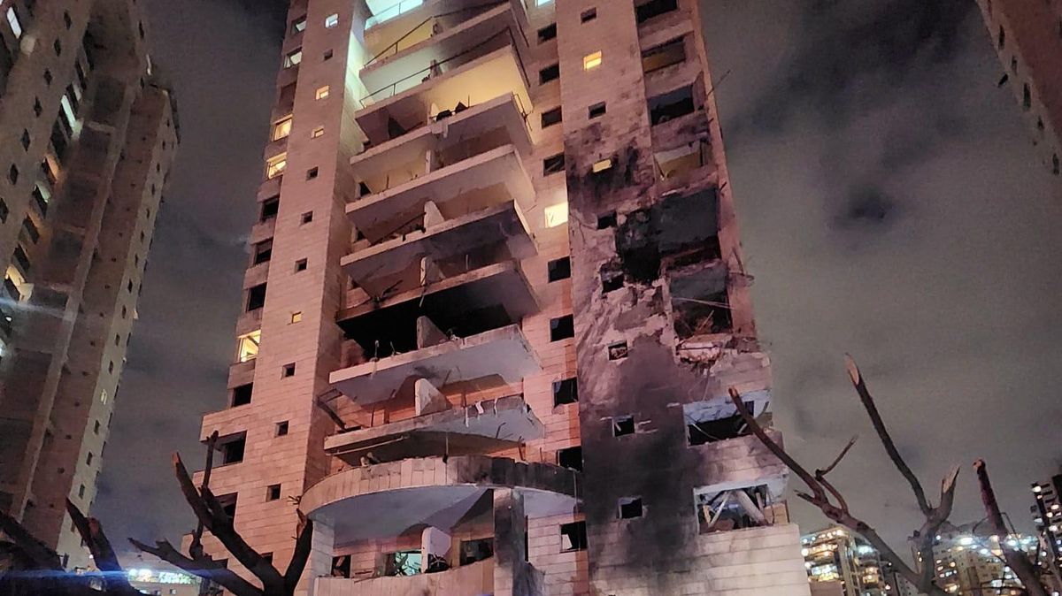 Írán v noci opět útočil na Izrael, tři mrtví a 67 zraněných