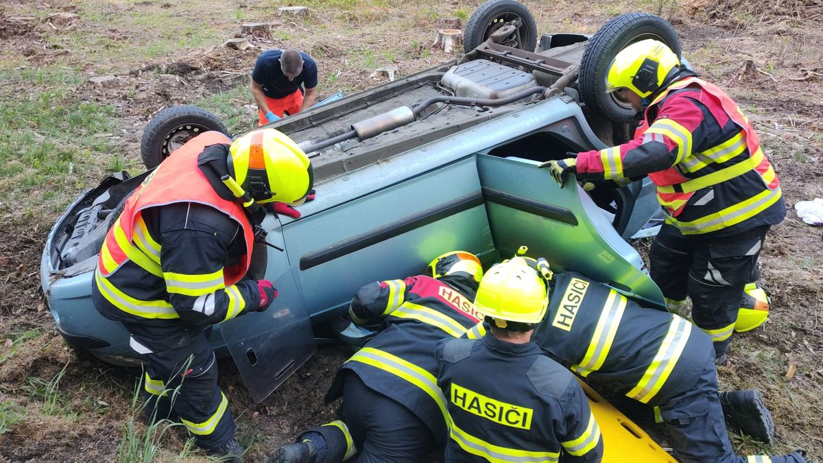 Řidička na Třeboňsku převrátila auto na střechu. Odmítla dechovou zkoušku