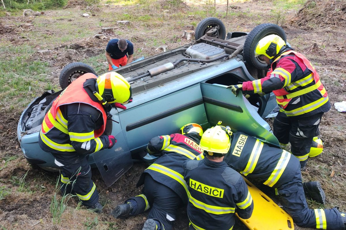 Řidička na Třeboňsku převrátila auto na střechu. Odmítla dechovou zkoušku