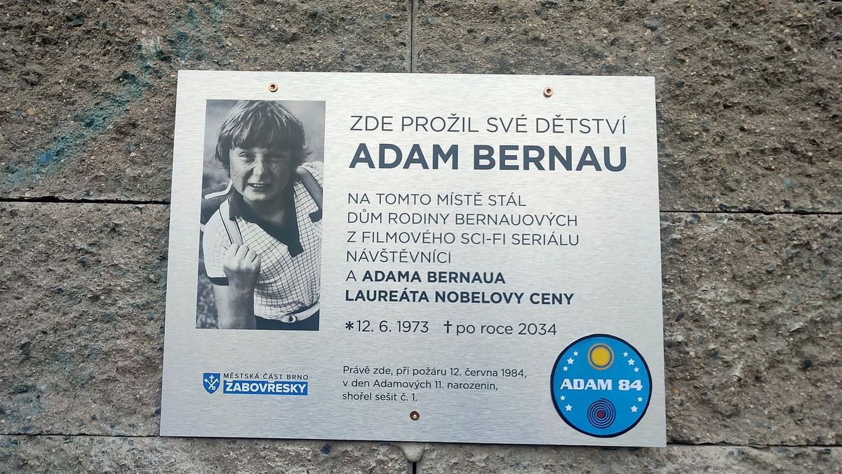 „Právě zde shořel sešit č. 1.“ V Brně odhalili pamětní desku Adamu Bernauovi z Návštěvníků