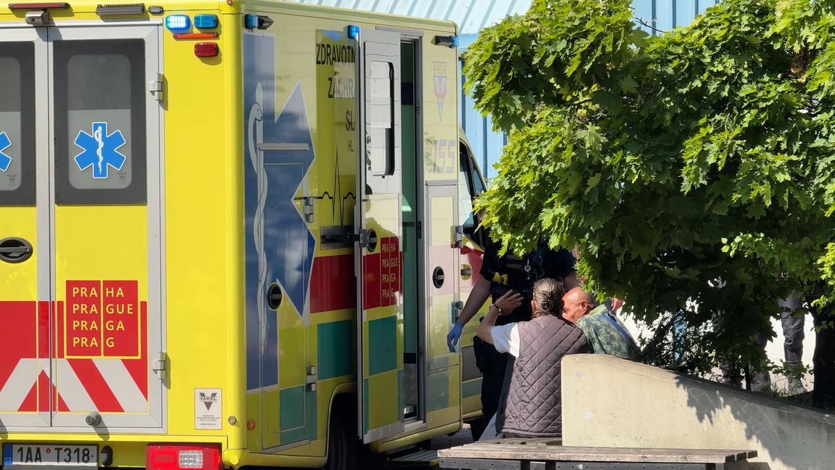 Konflikt dvou mužů skončil u pražského metra pobodáním