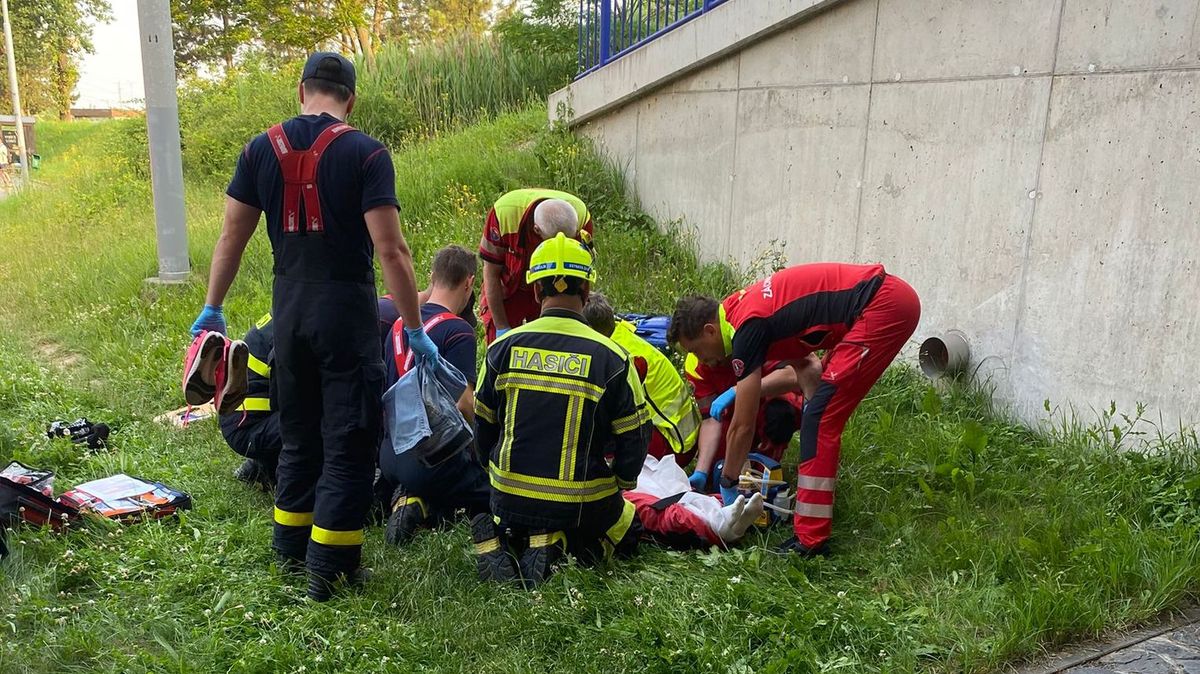 Žena spadla z mostu v Ostravě, je vážně zraněná