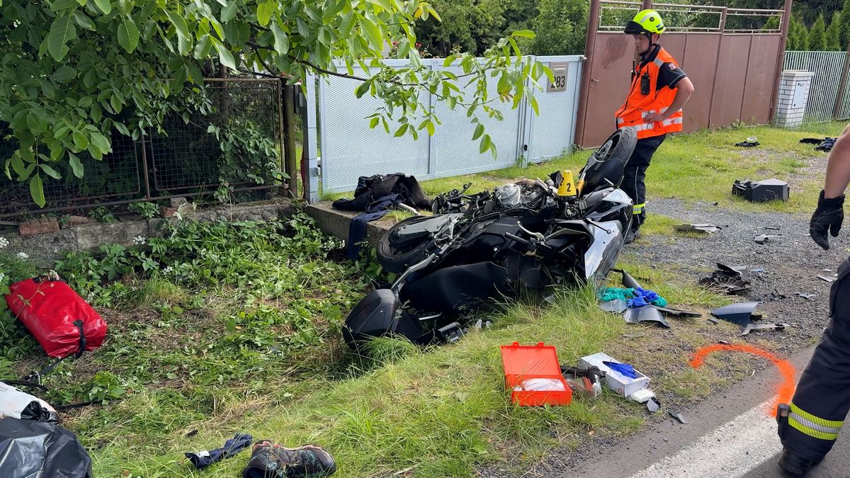 Na Rakovnicku boural motorkář na skútru. Utrpěl otevřenou zlomeninu