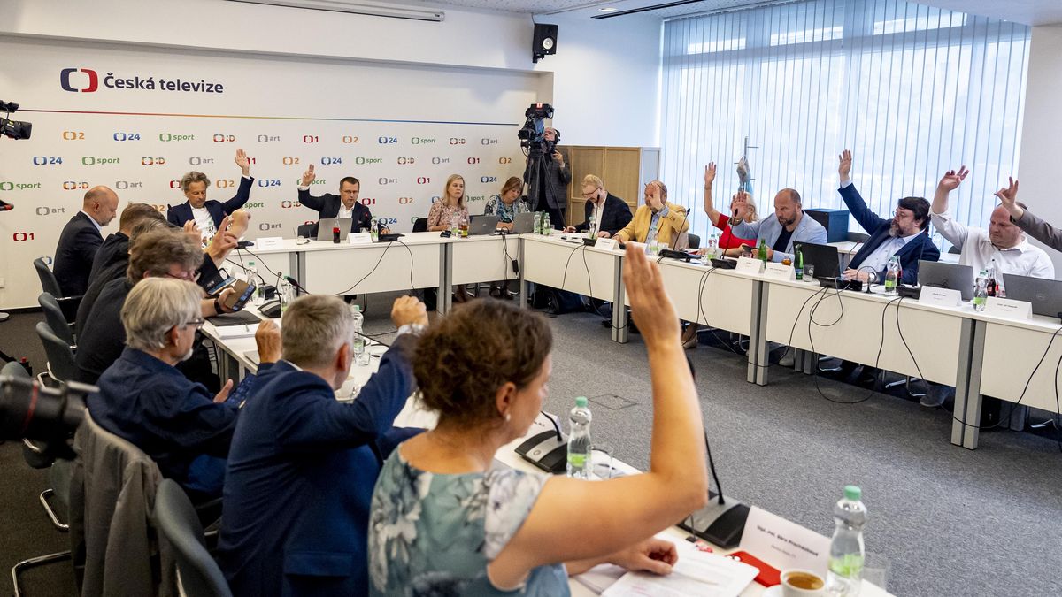 Boj o ředitele a rozkol v redakci může nahrát opozici k zestátnění ČT, říká politolog