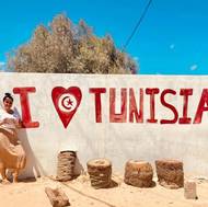 Ještě před prací delegátky se Samková začala učit arabsky. Díky tomu měla při komunikaci s místními výhodu.