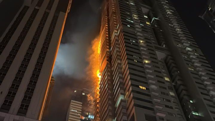 V dubajském mrakodrapu vypukl požár, hasiči z něj evakuovali tisíce lidí
