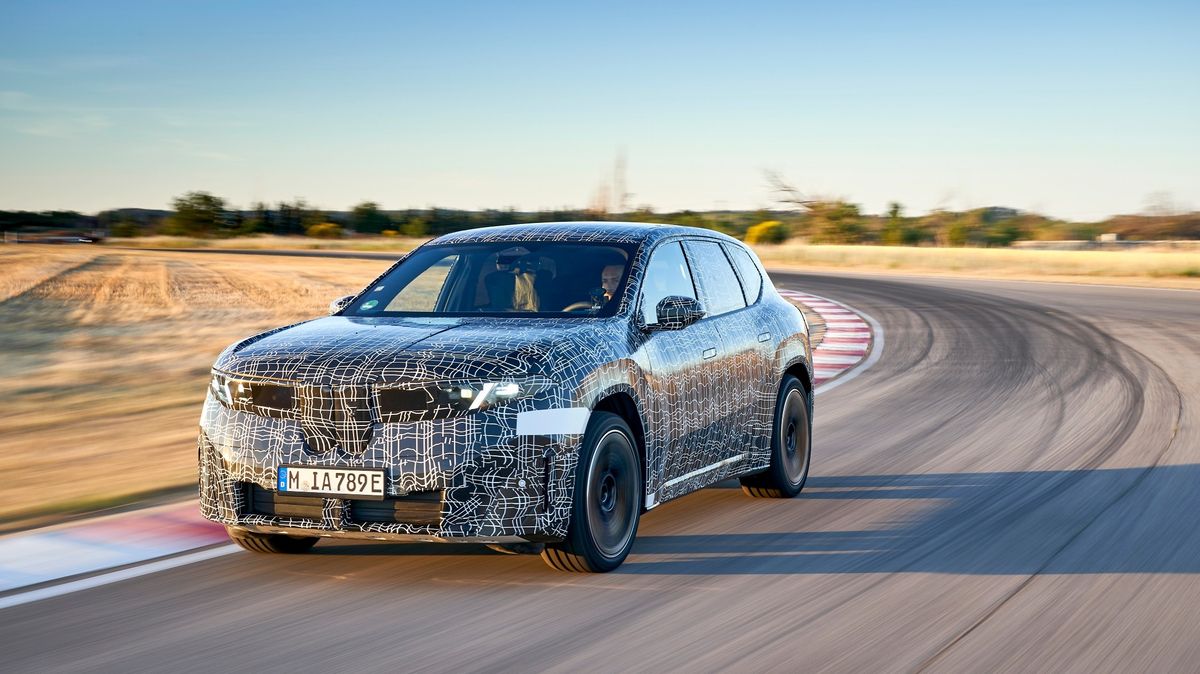 Prototyp nového BMW iX3 má dojezd 800 km a nové možnosti nabíjení