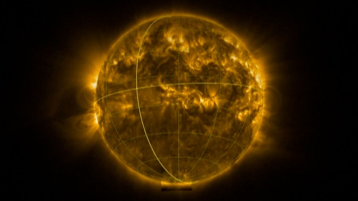 Sonda Solar Orbiter pořídila první snímky pólů Slunce