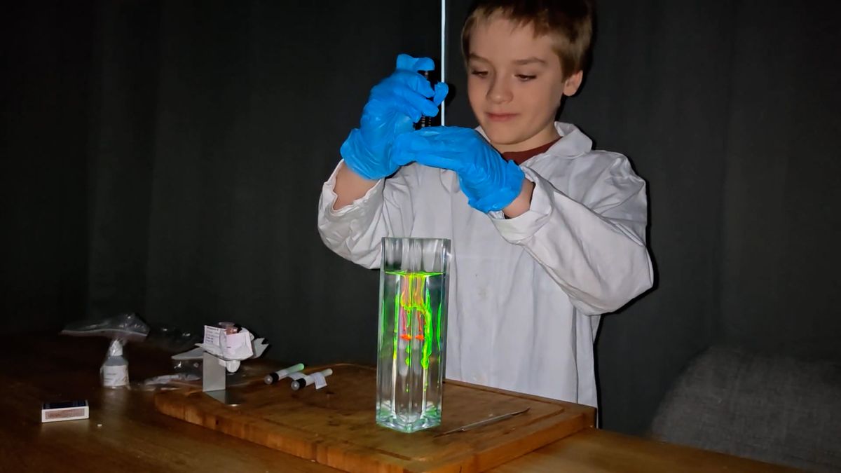 Čtvrťák soutěží v chemii s deváťáky. Jednou bude třeba Nobelovka, říká