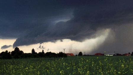 Meteorologové varují před silnými bouřkami