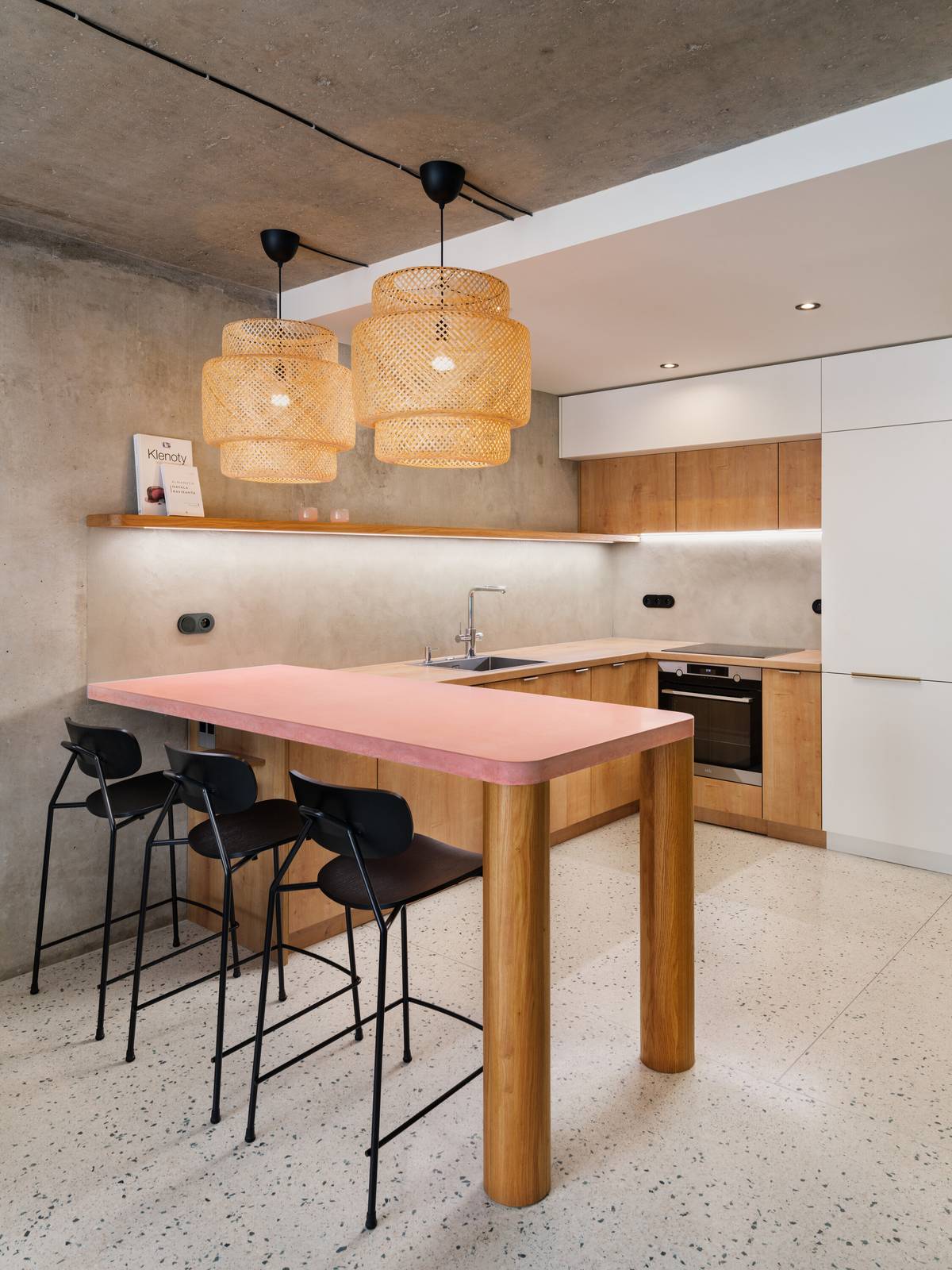 Bytové architektky napříč celým bytem velmi opatrně používají i růžovou barvu. Ta vnáší do interiéru po malých krůpějích živost.