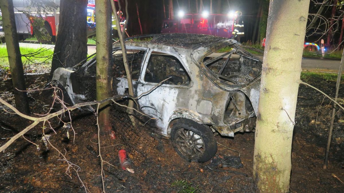 Hrdina se na Českokrumlovsku vrhl pro řidiče do hořícího automobilu