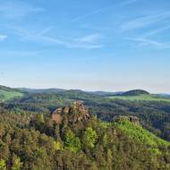 Pohled od Vilemíniny vyhlídky na Mariinu. Tohle panorama se jen tak nezají.