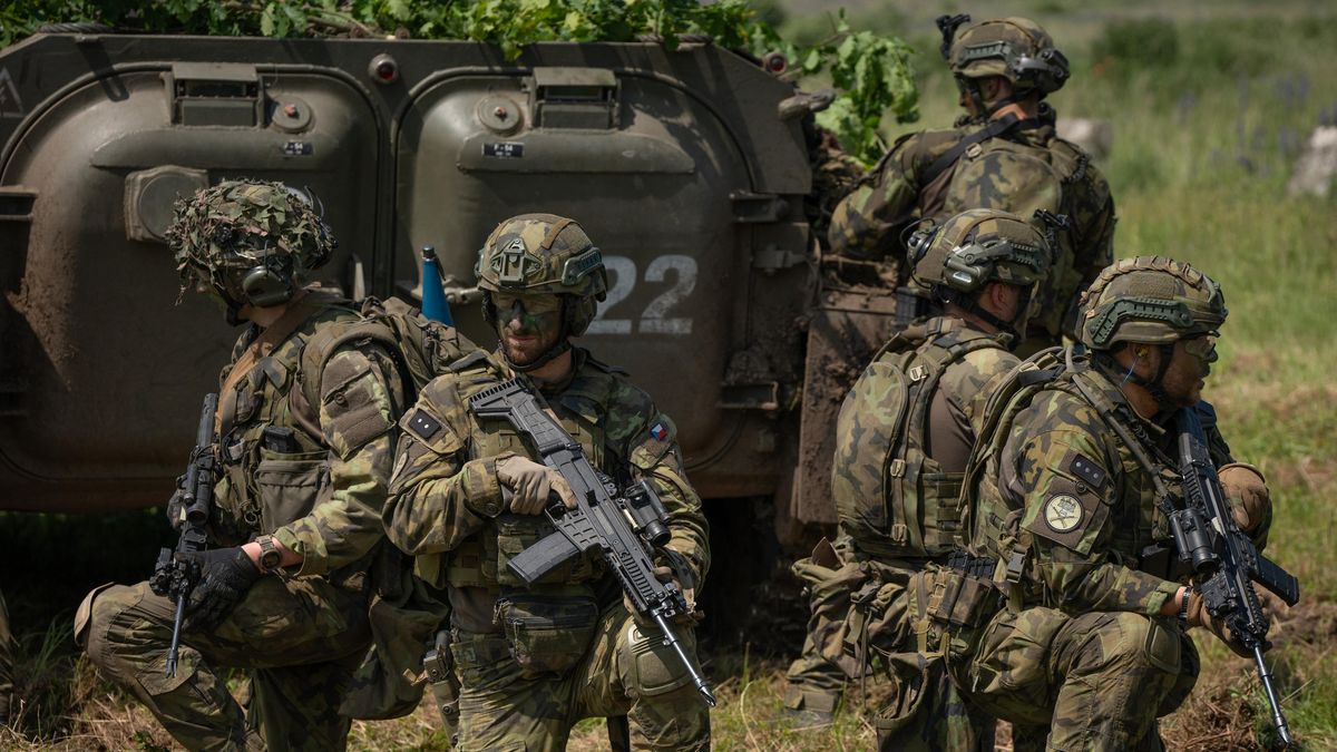 Armáda nereklamovala průstřelné vesty za čtvrt miliardy. Místo toho fabulovala na sítích