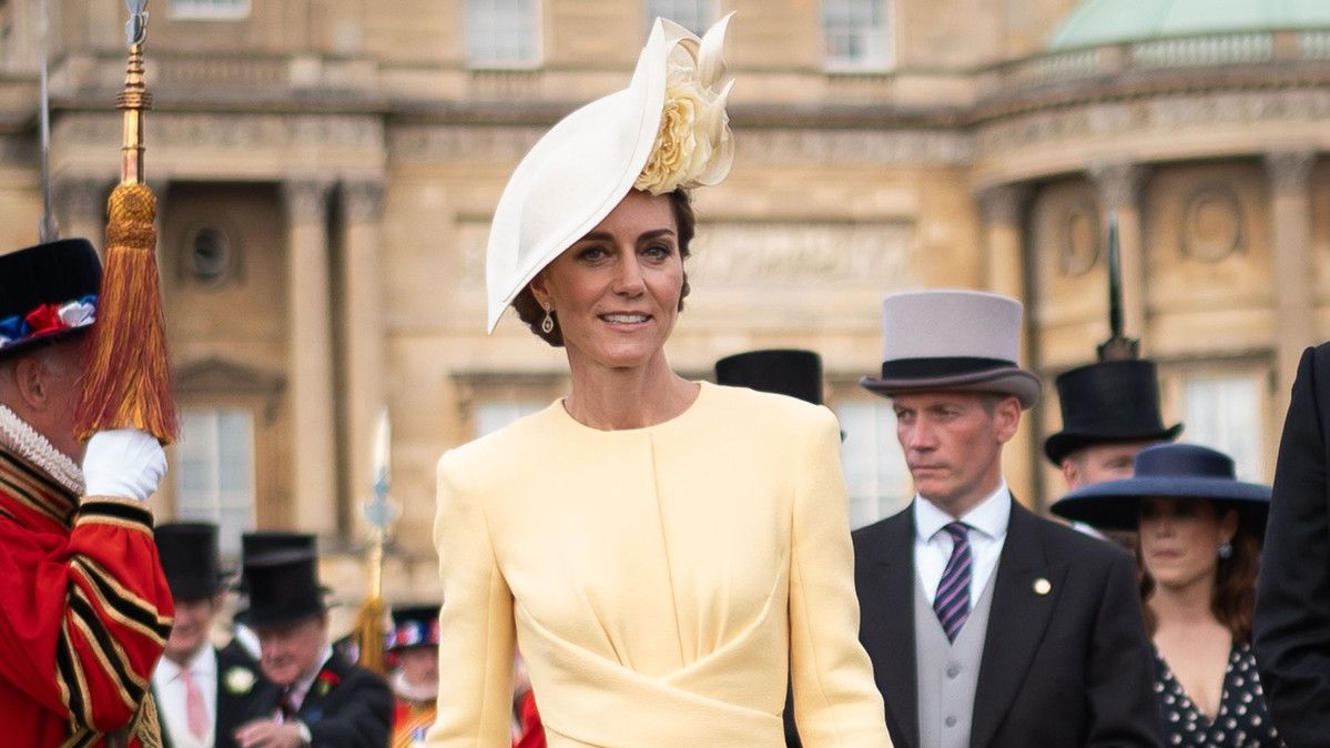 Vydejte se po žluté po vzoru celebrit: Máslový odstín si oblíbila princezna Kate i Pamela Andersonová