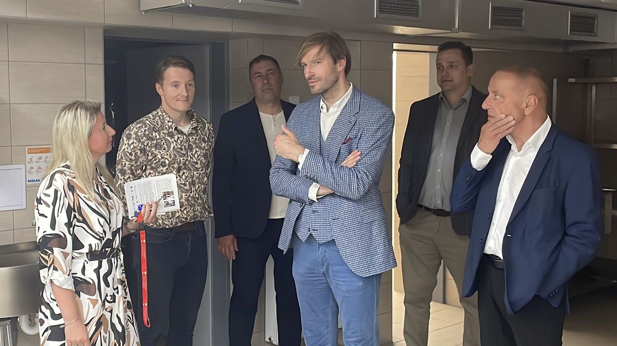 Vojtěch začal kampaň v domově pro seniory, v prádelně žertoval o bitcoinech