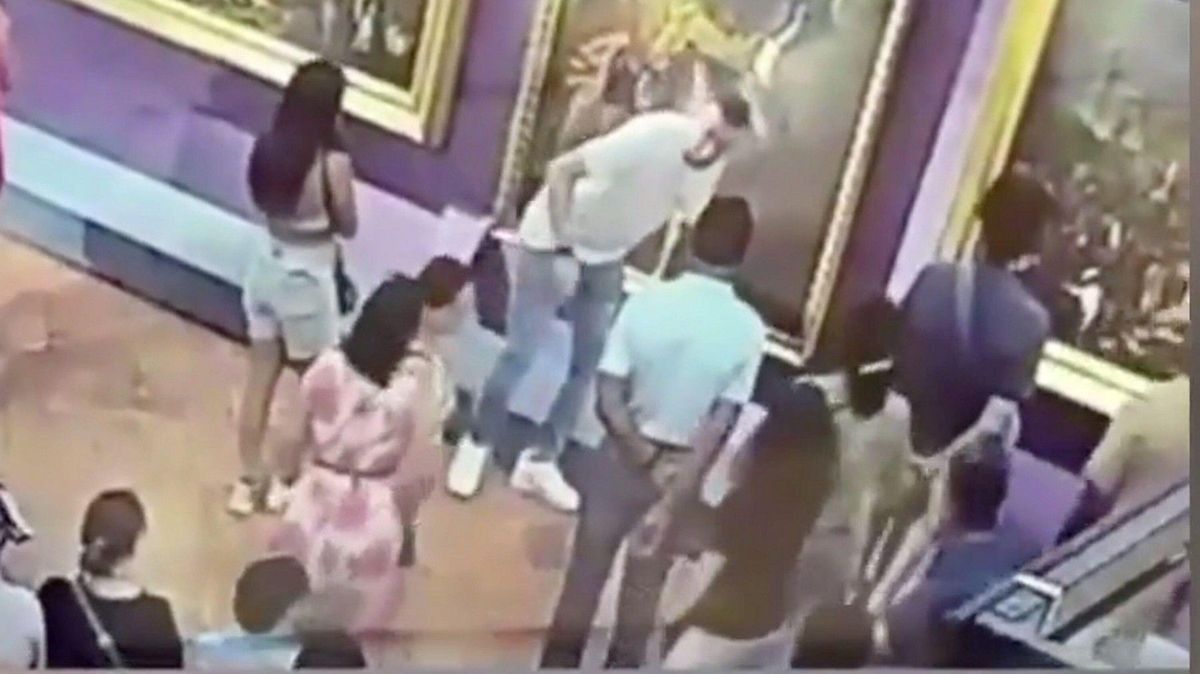 Návštěvník galerie Uffizi prorazil cenný obraz, když pózoval pro snímek. Zachytila to kamera