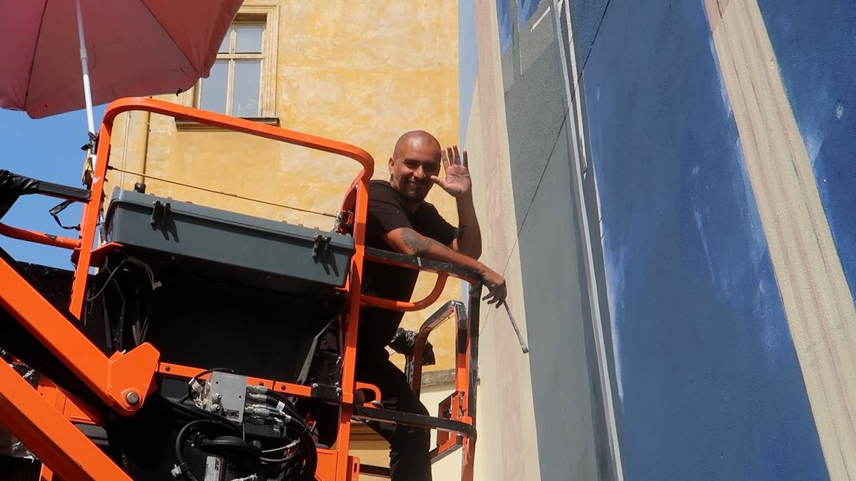Mexičan mění tvář Plzně. V Proluce vytváří obří fresku inspirovanou katedrálou