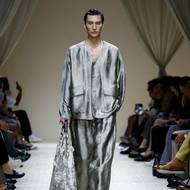 Značka Emporio Armani pracovala v outfitech rovněž s lesklými materiály.