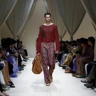 Červené odstíny byly součástí pánské kolekce od Emporio Armani. 