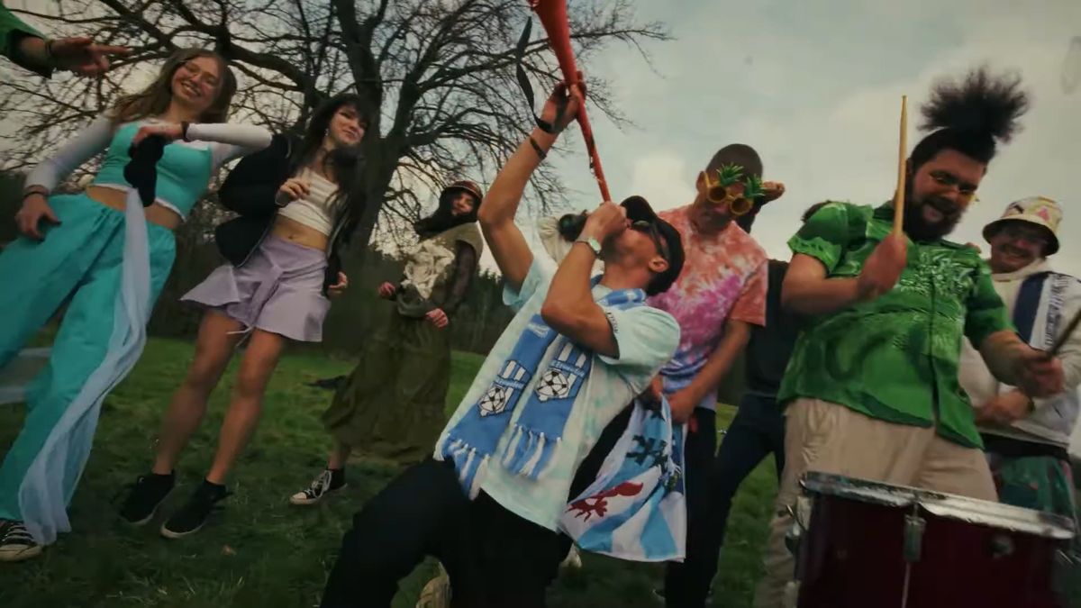 Rapper Hey Yendo a producent Reiner v letní písni vzkazují, že štěstí není v pilulkách