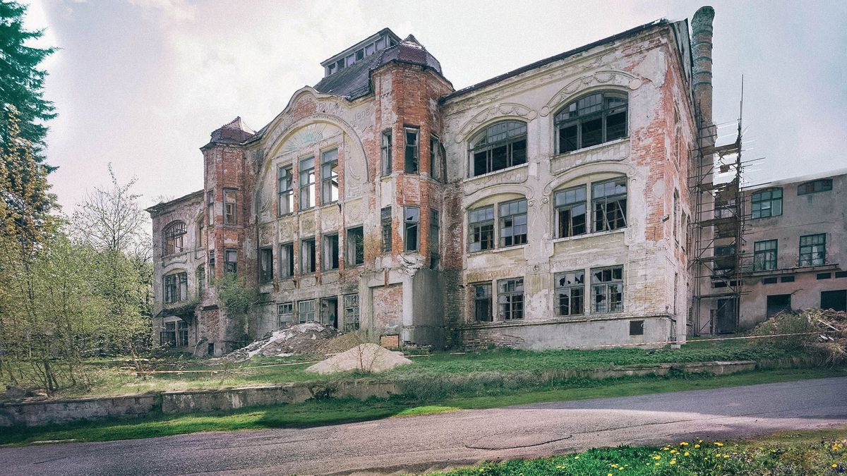 Ruina šenovské továrny, která osvítila La Scalu, má nového majitele. Chce z ní udělat centrum zaměřené na lustry