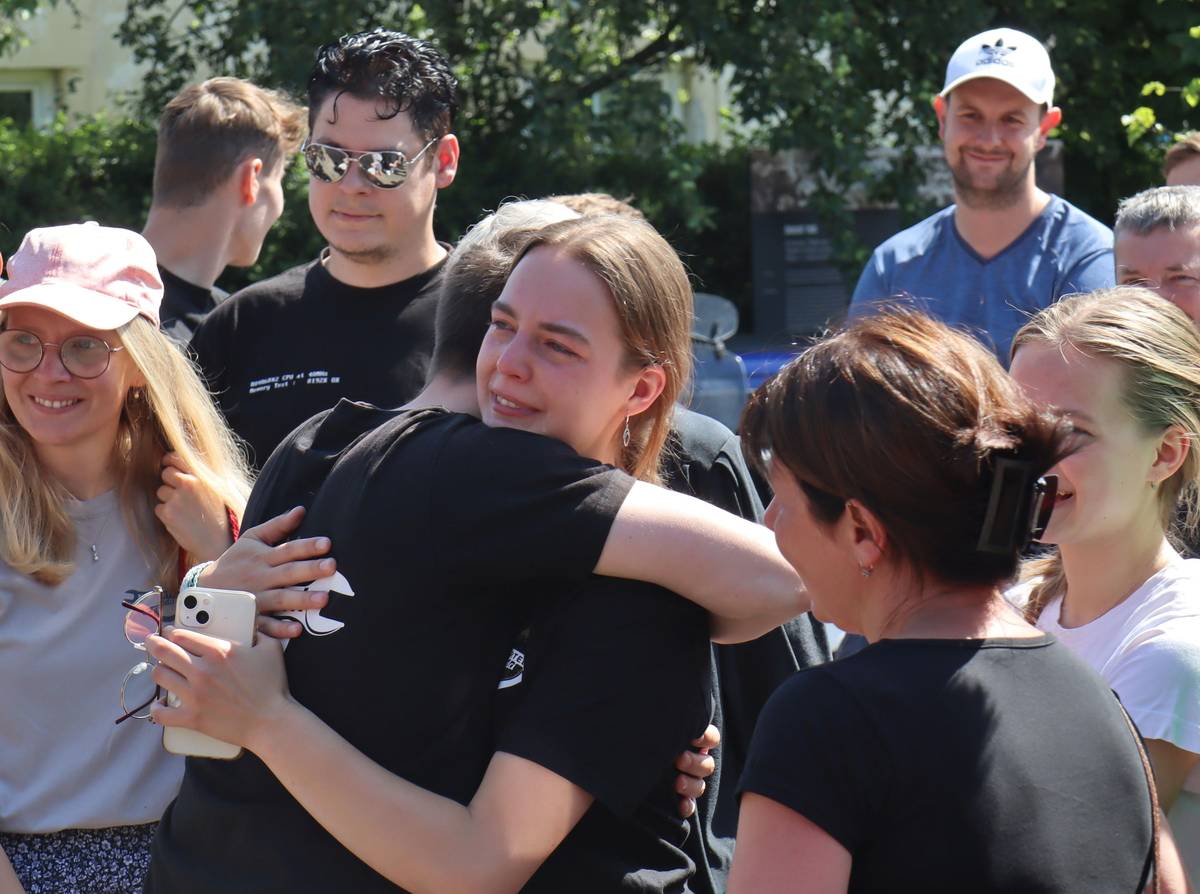 Než cestovatelé vyrazili, rozloučili se s nejbližšími. Někteří se přitom neubránili slzám.  