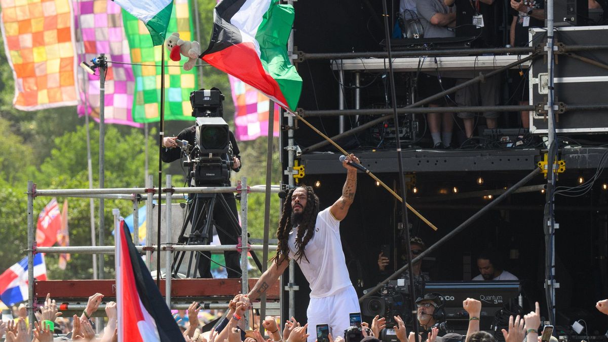 „Smrt izraelské armádě,“ křičel zpěvák na anglickém festivalu Glastonbury