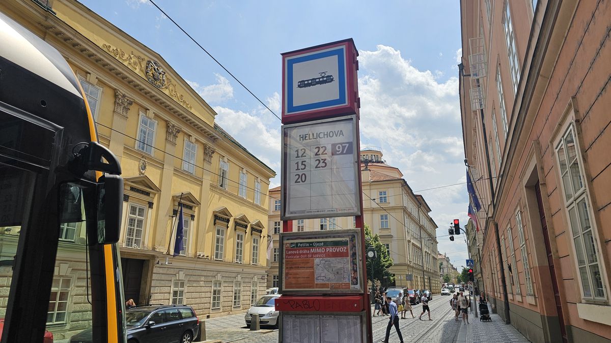 Tramvajová zastávka Hellichova v centru Prahy končí. Nově bude mít dva názvy