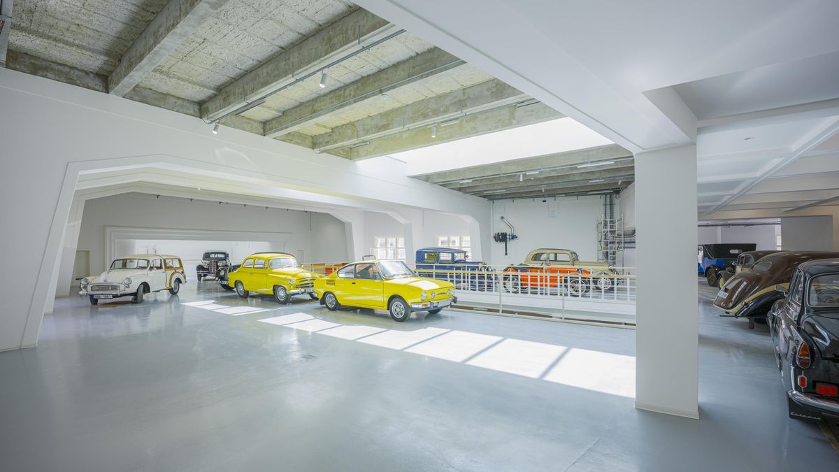 Bývalé prvorepublikové kino v Turnově se proměnilo v galerii automobilů