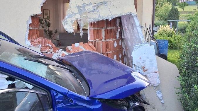 Řidič kvůli křeči v noze proboural na Vysočině sousedovi dům