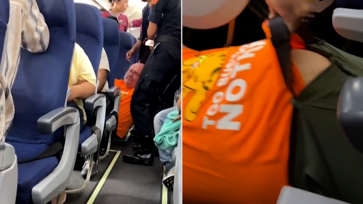 Turista nadměrné velikosti byl po záchvatu vyvláčen z letadla 