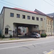 I tato zpustlá brána u vlakového nádraží na Stodolní bude zbourána.