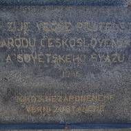 Text na pomníku osvobození. 