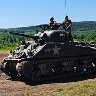 Legendární tank Sherman. Komentátor přehlídky podotkl, že „na zneškodnění jednoho německého Tigera (tanku) padlo pět amerických shermanů.“