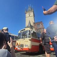 100 let autobusů v Praze na Staroměstském náměstí
