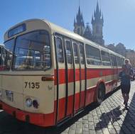 100 let autobusů v Praze na Staroměstském náměstí