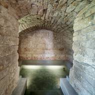 Zrekonstruovaný bazének, který v minulosti sloužil ke koupelím.